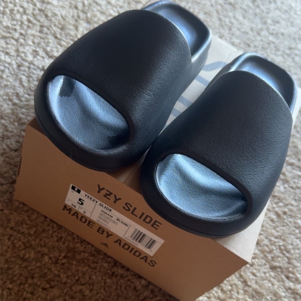 Yeezy Slide in Classic Black